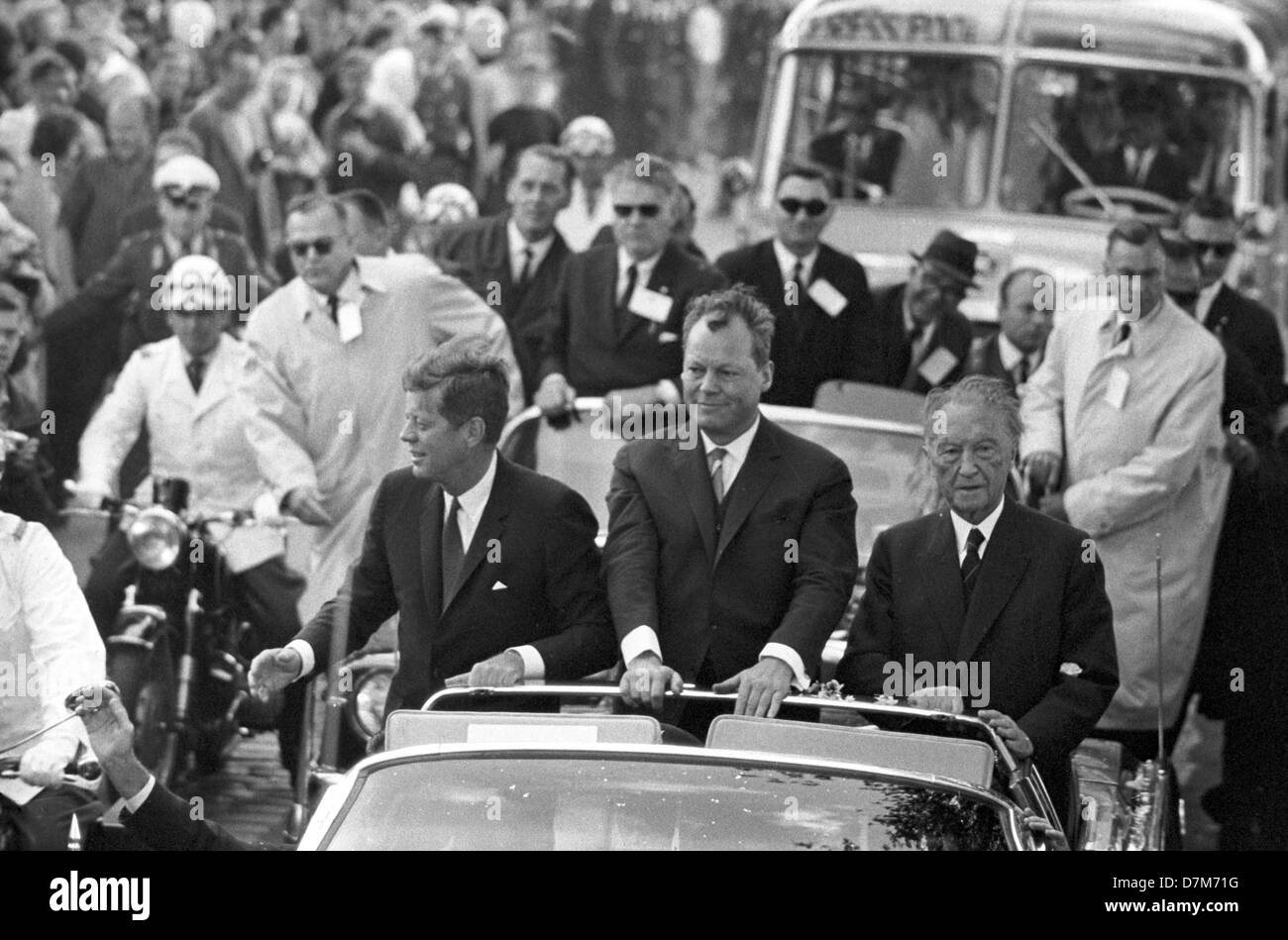 Il presidente statunitense John Fitzgerald Kennedy il 26 giugno 1963 a Berlino nell'aprire Lincoln Limousine con sindaco Willy Brandt (M) e il Cancelliere tedesco Konrad Adenauer (r). Foto Stock