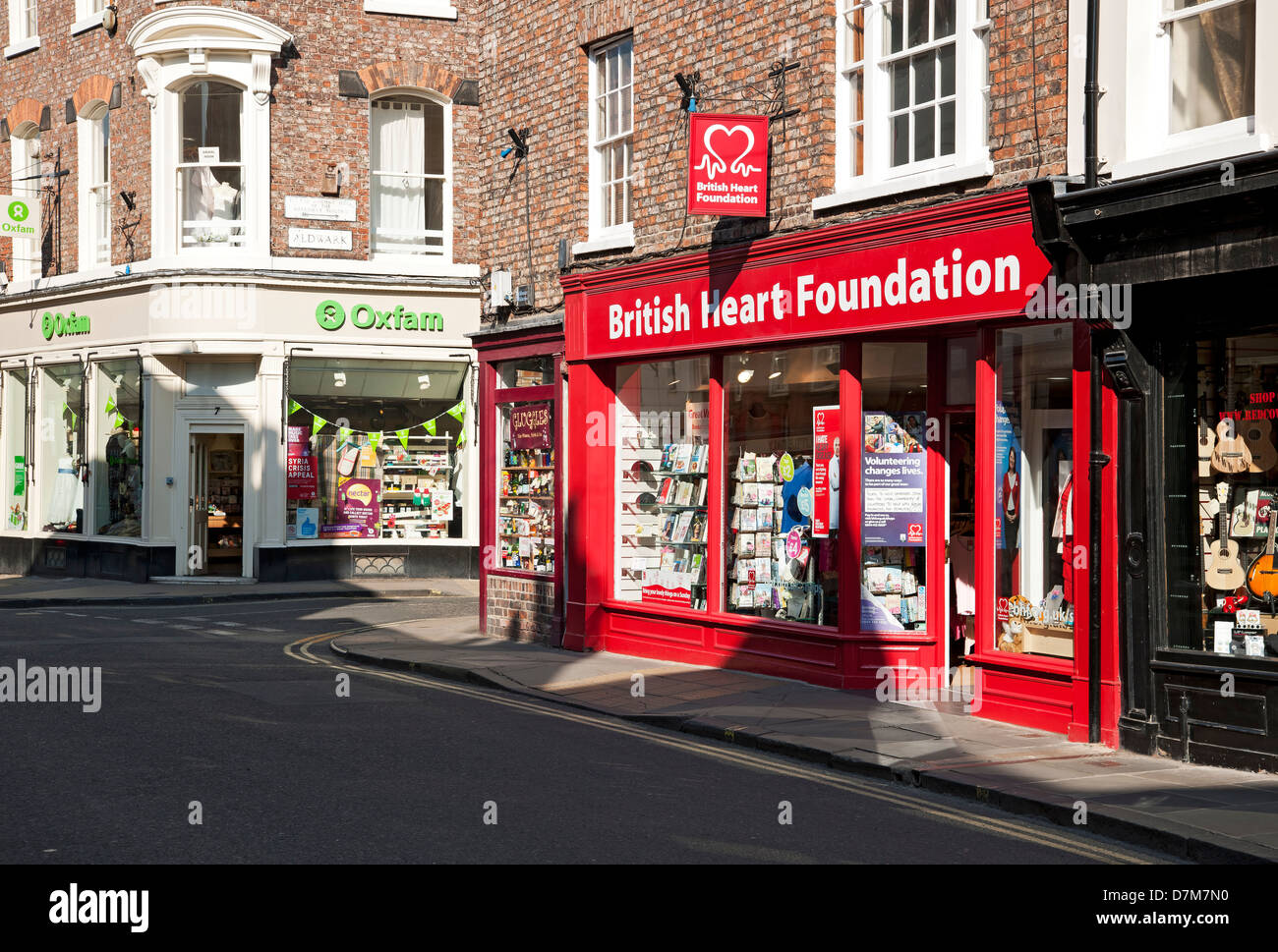 Oxfam e British Heart Foundation, negozi di alta strada di beneficenza Nel centro città York North Yorkshire Inghilterra UK Regno Unito Gran Bretagna Foto Stock