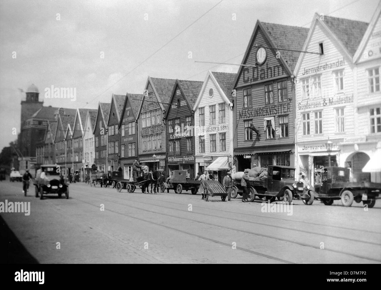 Una storica fotografia in bianco e nero di Bryggen, il quartiere storico di Bergen, Norvegia. Nota per i suoi iconici edifici in legno, Bryggen riflette il passato di Bergen come centro chiave del commercio anseatico. Foto Stock