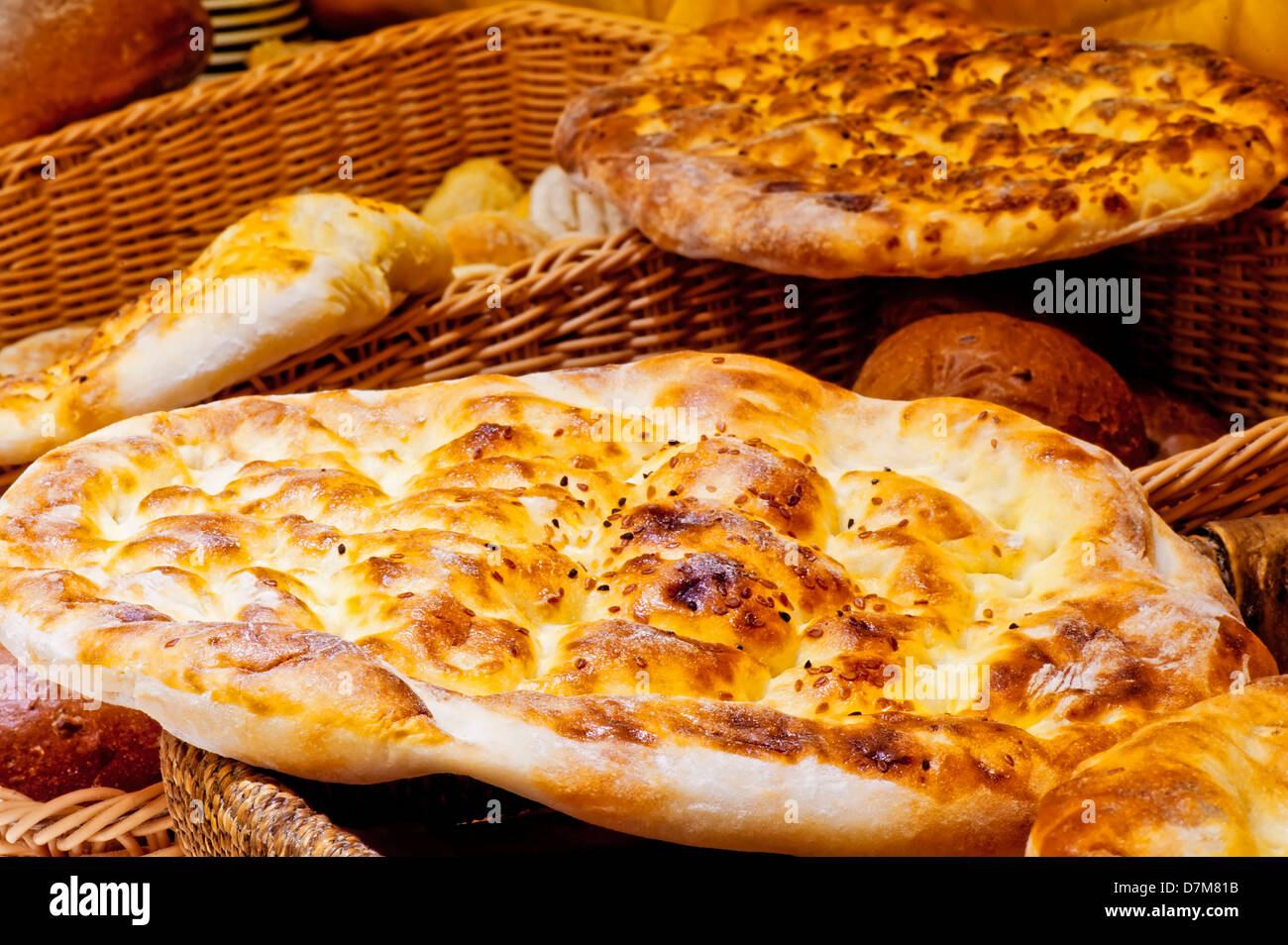 Torta di pane giacente su un cestello con pane Foto Stock