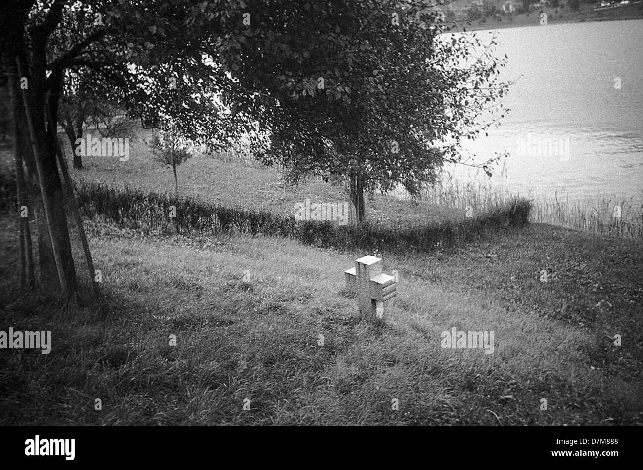 La croce commemorativa per la regina Astrid del Belgio, situata a Küssnacht, Svizzera, onora la sua eredità. La regina Astrid è tragicamente morta nel 1935, e la croce è un tributo ai suoi contributi e al suo legame con la Svizzera. Foto Stock