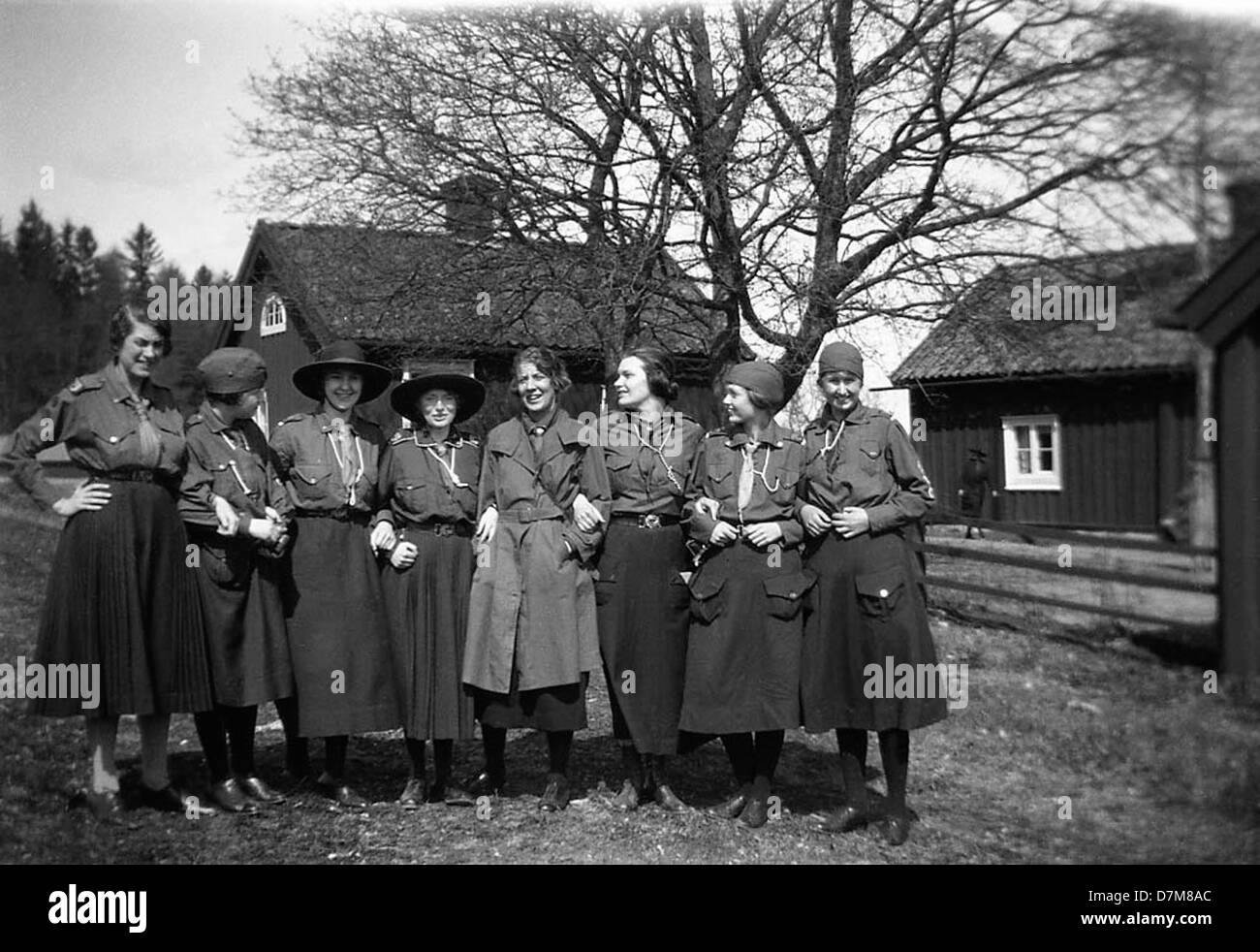 Questa immagine mostra un gruppo di otto Girl Scout nella fattoria Frustunaby di Södermanland, Svezia, scattate negli anni '1920 Le ragazze sono vestite con le loro uniformi e sorridenti, riflettendo lo spirito del movimento Girl Scouts in Svezia durante l'inizio del XX secolo. Foto Stock
