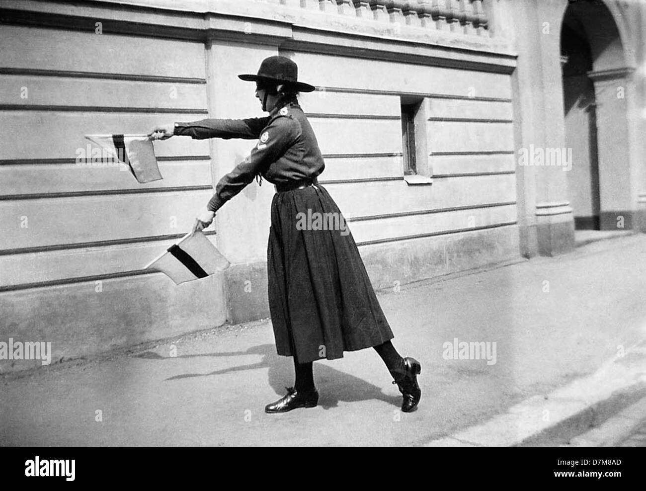 Questa foto degli anni '1920 mostra Berit Wallenberg, vestito da Girl Scout a Lov, Svezia. La foto riflette la prima presenza delle Girl Scouts in Svezia. Foto Stock