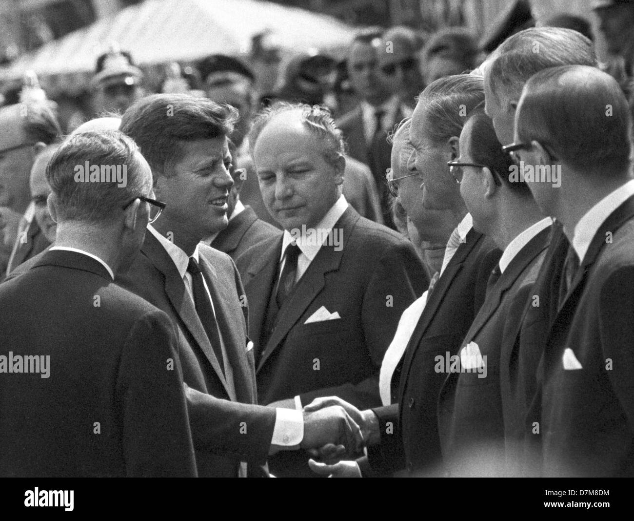 Il presidente John F. Kennedy sono arrivati il 23 giugno 1963 all'aeroporto di Colonia-wahn per quattro giorni per la visita in Germania. Kennedy scuote le mani con Karl Carstens, sfondo in Medio Walter Scheel. Foto Stock