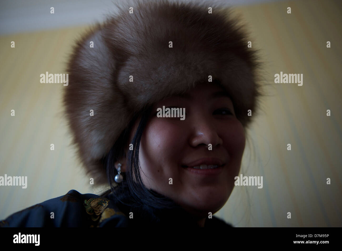 Ragazza mongola giocare intorno Foto Stock