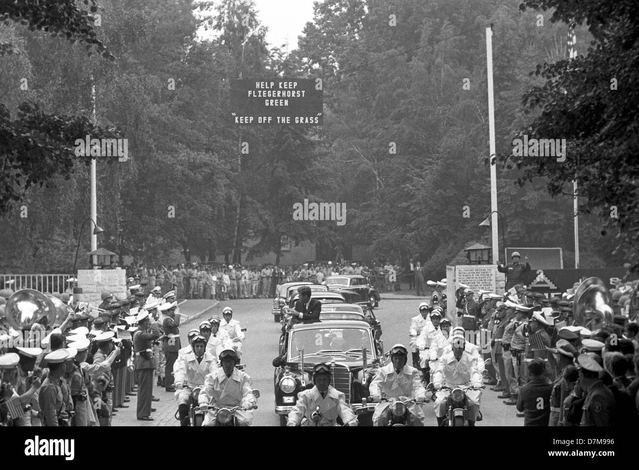 Il tifo di soldati a lato della strada. Dopo la visita di una NATO parata militare a base di aria Langendiebach vicino a Hanau il 25 giugno 1963 JFK ha guidato in un aperto limousine da Hanau a Francoforte accompagnato dal vice cancelliere Ludwig Erhard e Assia membro premier Zinn. Foto Stock