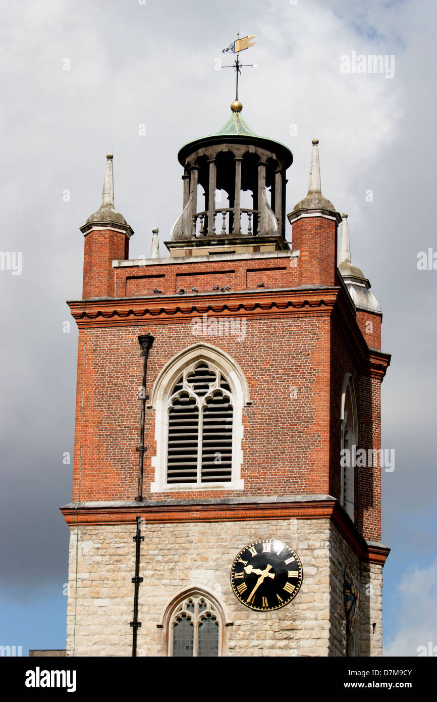 St Giles-without-Cripplegate Church, situata all'interno della Barbican Estate di Londra, si erge come una delle poche chiese medievali a sopravvivere al grande incendio di Londra. Dedicato a San Giles, il santo patrono dei mendicanti e dei disabili, rimane un importante punto di riferimento storico Foto Stock