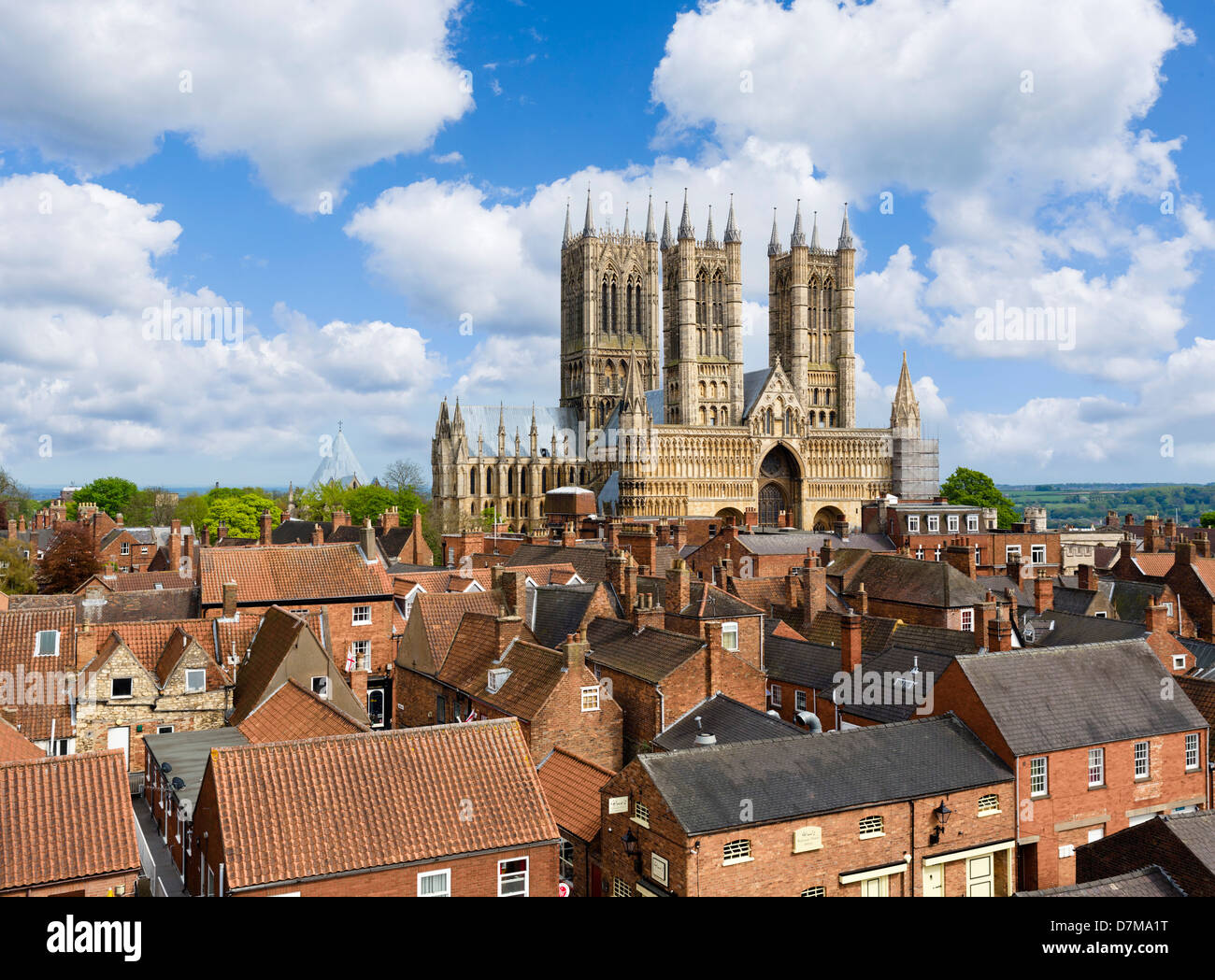 Fronte ovest della Cattedrale di Lincoln dalle mura del castello, Lincoln, Lincolnshire, East Midlands, Regno Unito Foto Stock