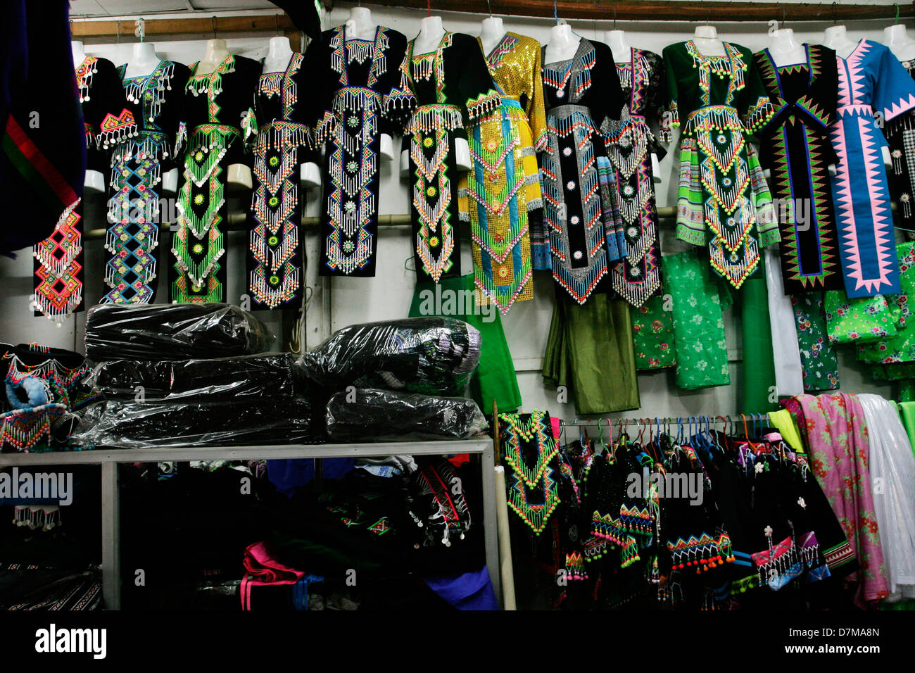 Abbigliamento Hmong in vendita in un mercato Hmong in Vientiane. I Hmong sono uno del Laos" Molte minoranze. Foto Stock