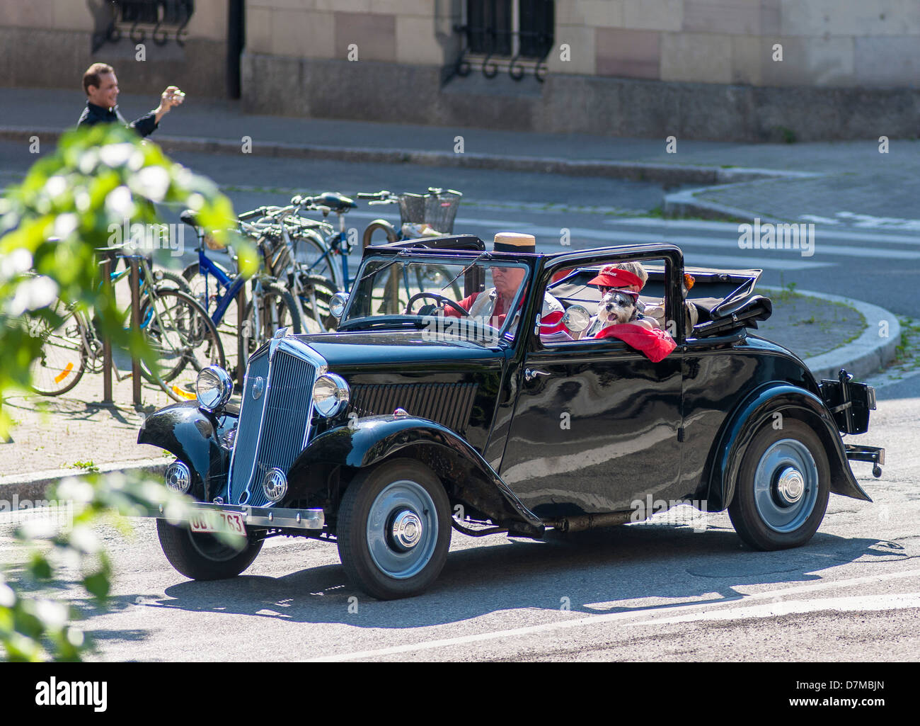 Coppia anziana alla guida di un'auto d'epoca francese Mathis TY convertibile 1935 France Europe Foto Stock