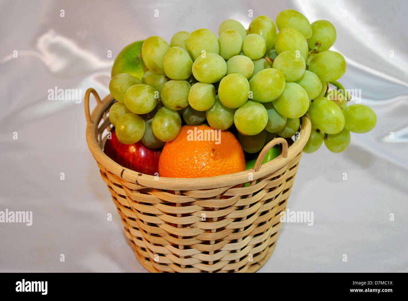 Cesto di frutta con uve sulla parte superiore Foto Stock