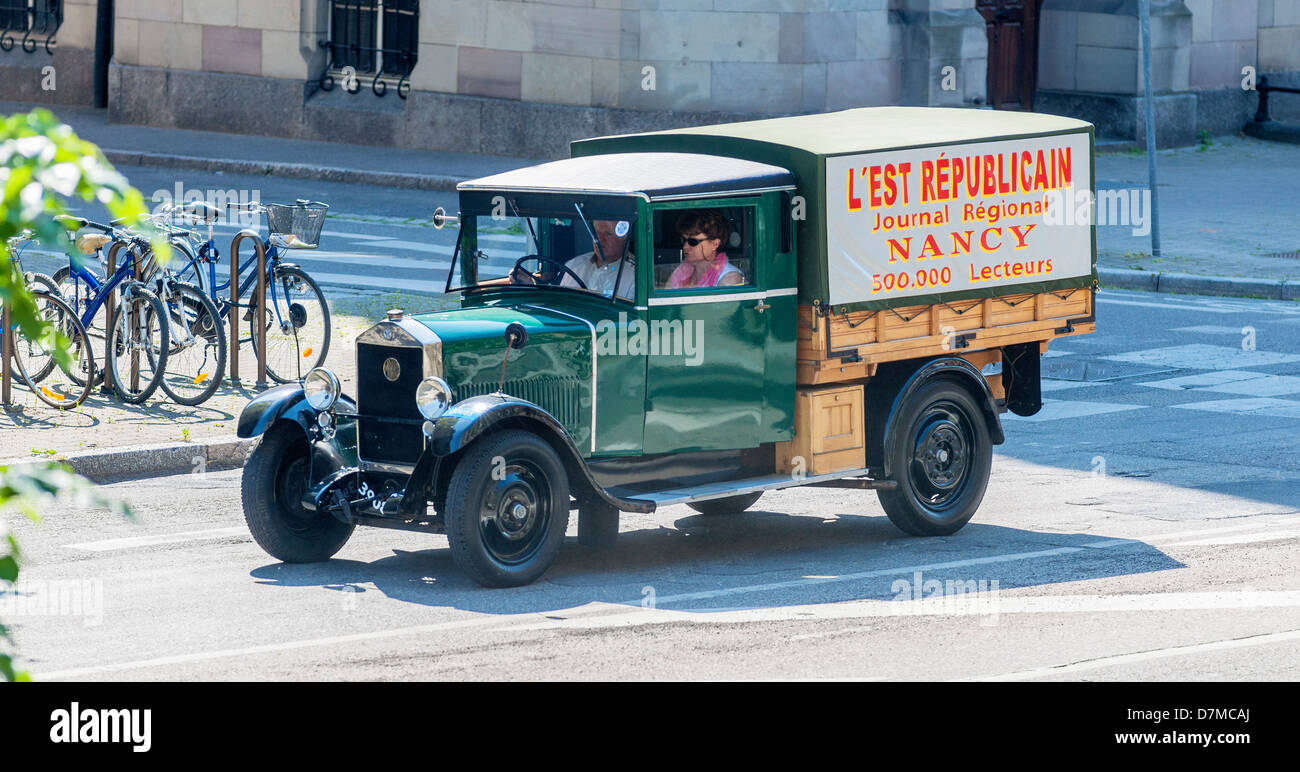 Coppia alla guida di un 1929 Mathis QMUT tipo, francese vintage 'l'Est Républicain' Nancy giornale consegna camion Francia Europa Foto Stock