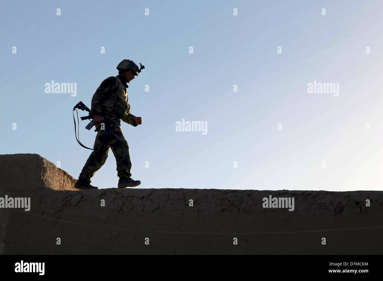 Un esercito nazionale afghano commando con operazioni speciali Kandak fissa un tetto durante un'operazione Maggio 1, 2013 in Baraki Barak distretto, provincia di Logar, Afghanistan. Foto Stock