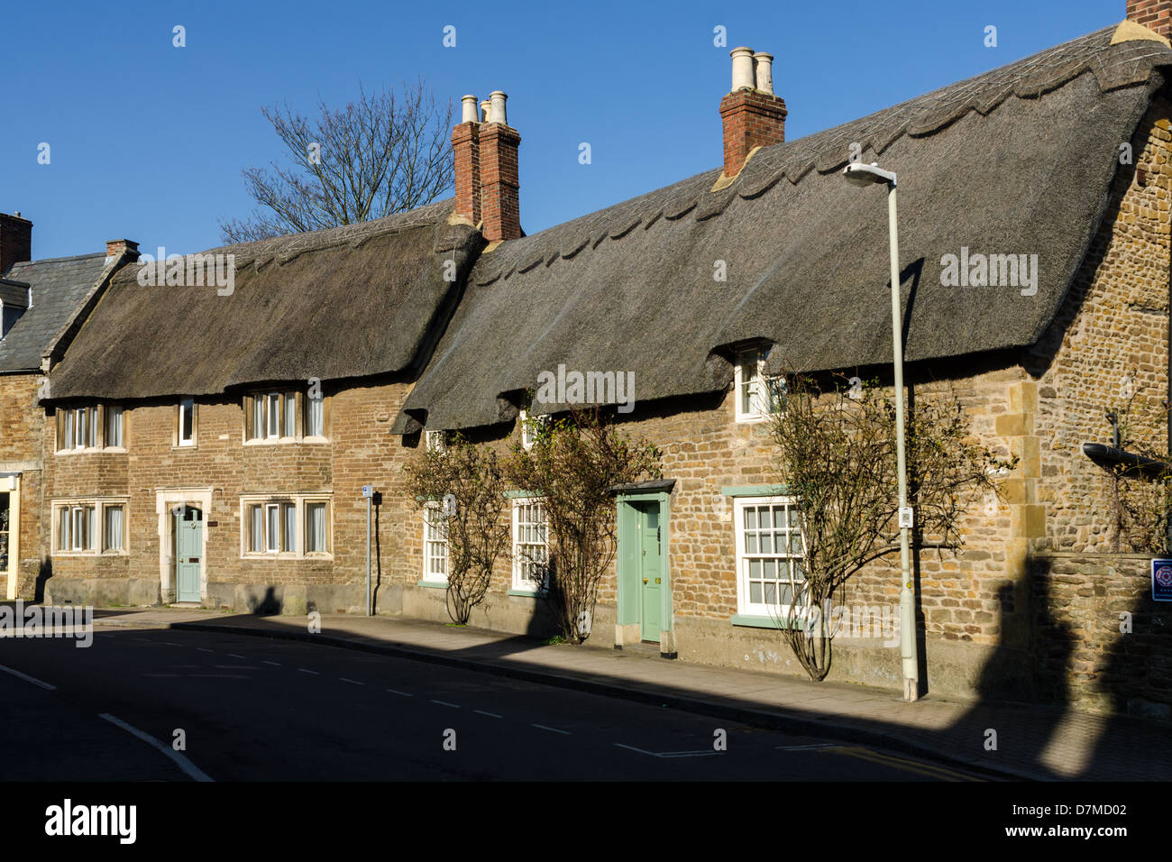 Cottage tradizionale con tetti di paglia nel Rutland cittadina di Oakham Foto Stock