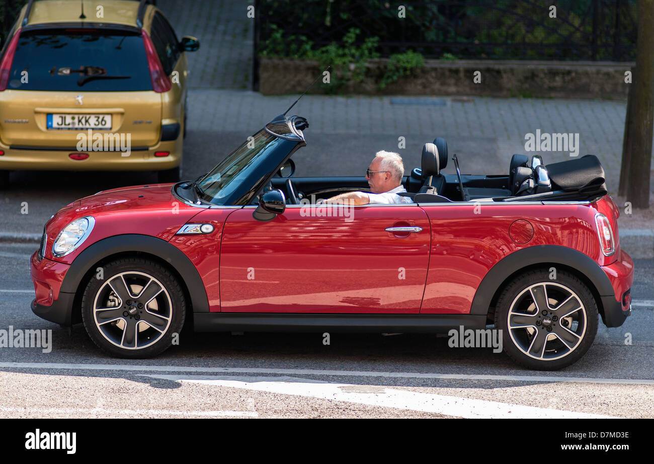 Uomo anziano alla guida di una Red Mini Cooper CABRIOLET Strasburgo Alsace Francia Europa Foto Stock