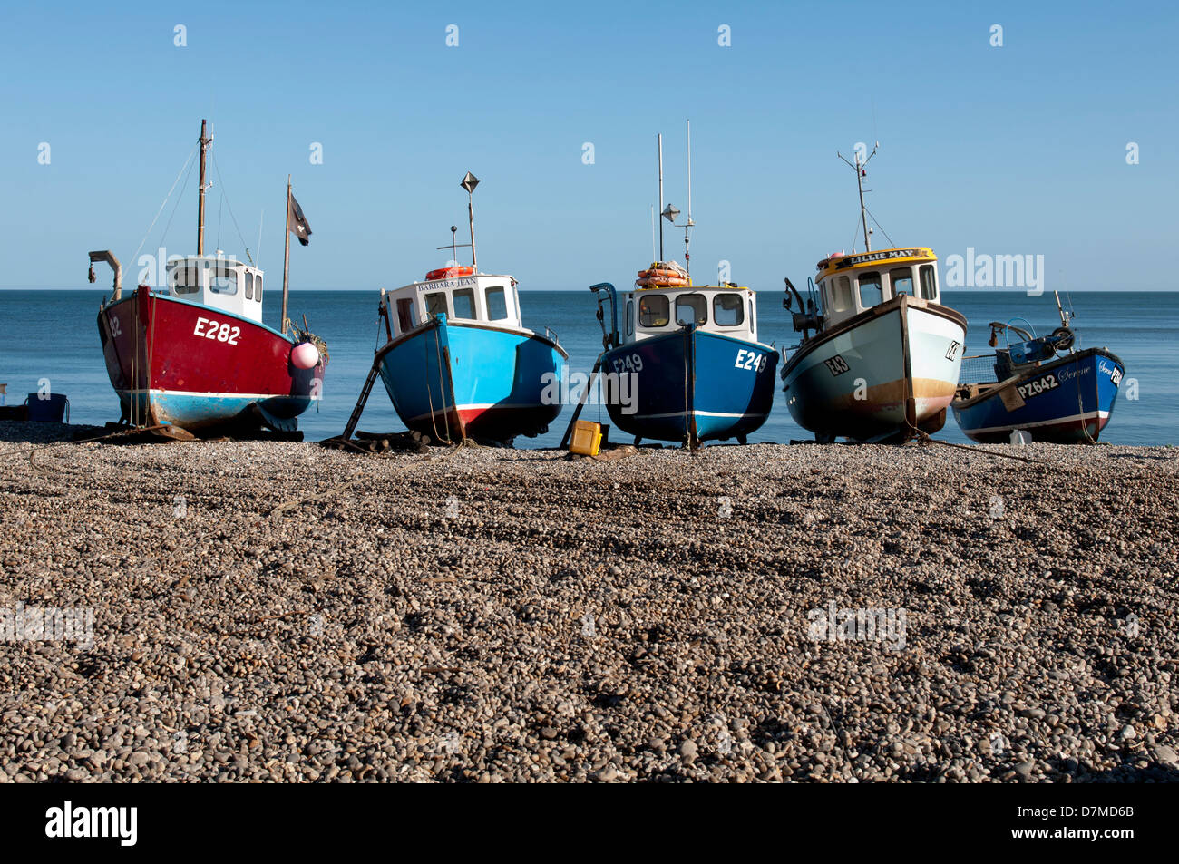 Barche di pescatori sulla spiaggia, birra, Devon, Inghilterra, Regno Unito Foto Stock