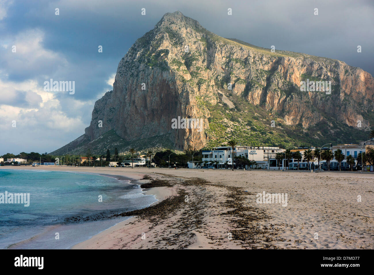 La spiaggia e il Monte Monaco, San Vito lo Capo, Sicilia, Italia Foto stock  - Alamy
