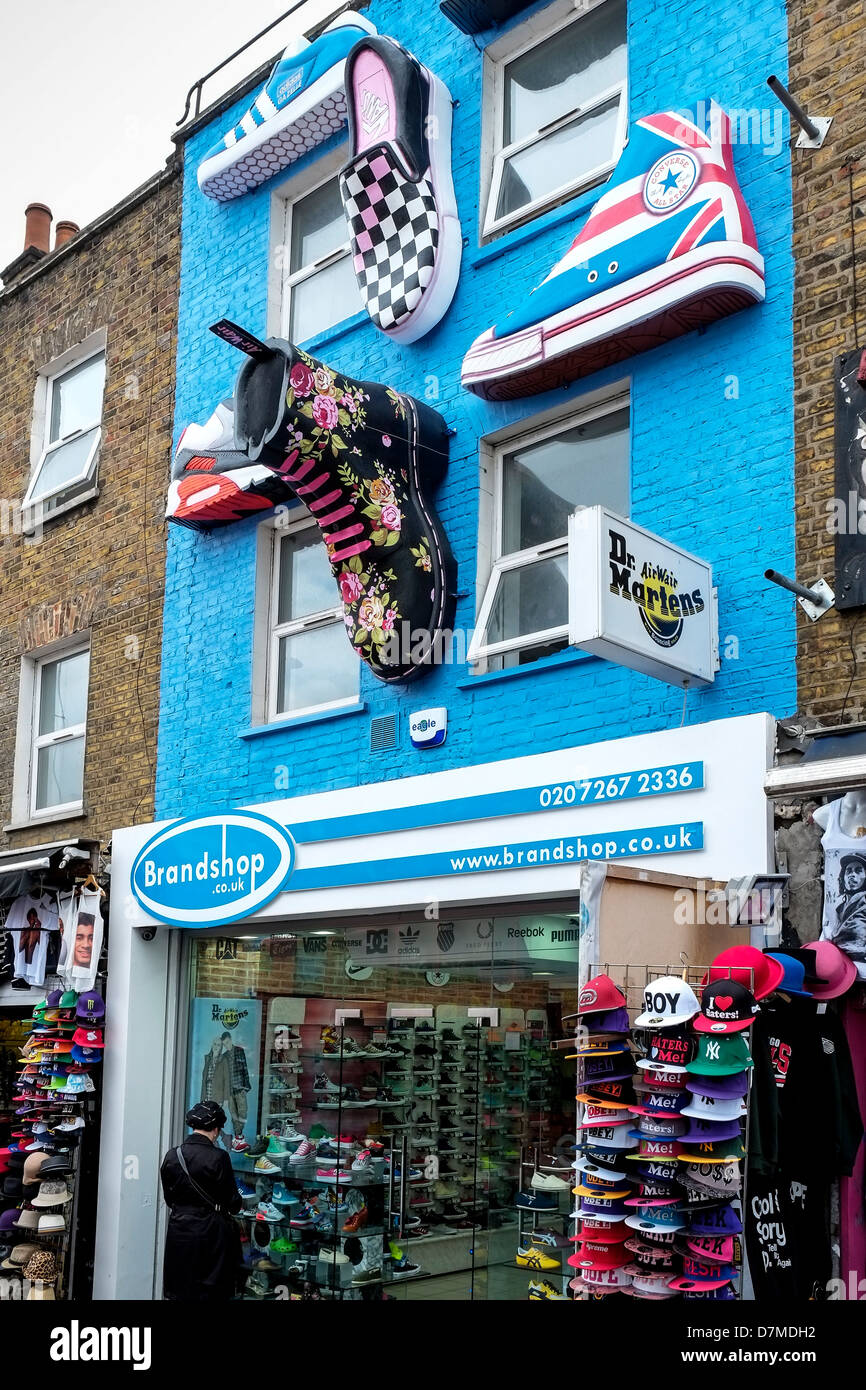 Decorazione sopra un negozio di scarpe su Camden High Street a Londra. Foto Stock