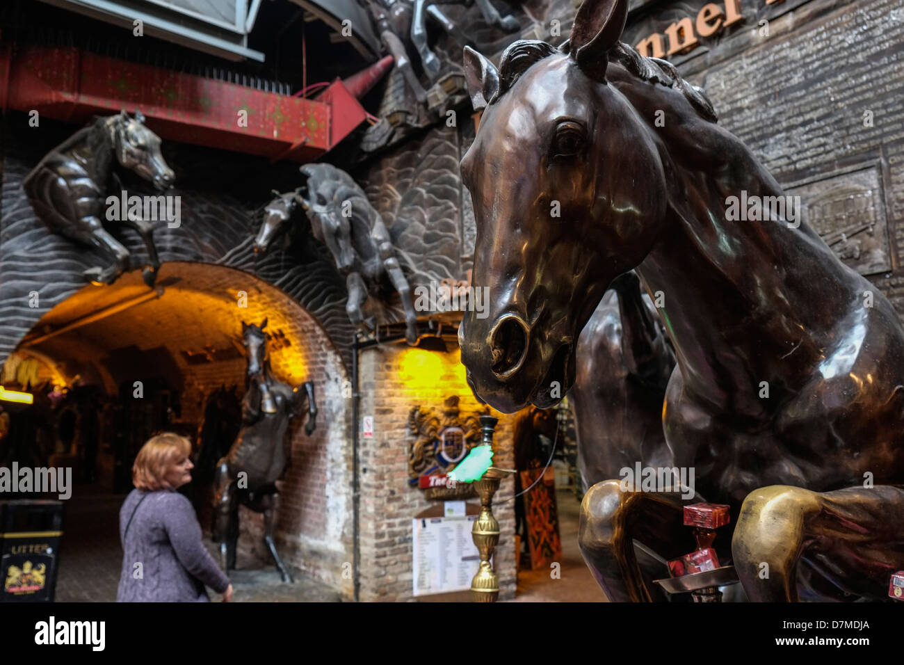 Sculture di cavalli all'entrata del tunnel di cavallo mercato di Camden. Foto Stock