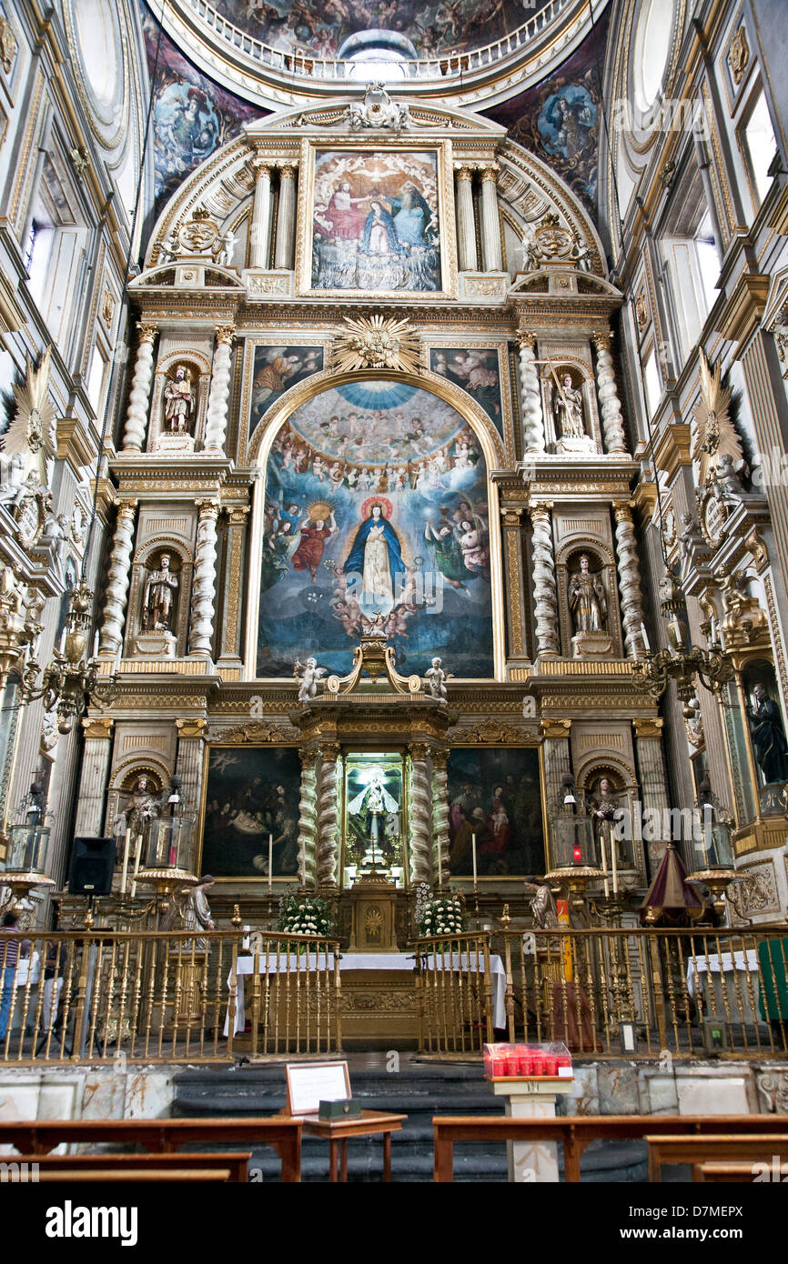 Ornati in stile barocco dorare Cappella per l Adorazione Eucaristica con la pittura della Vergine Maria al centro nella parete posteriore della cattedrale di Puebla Messico Foto Stock