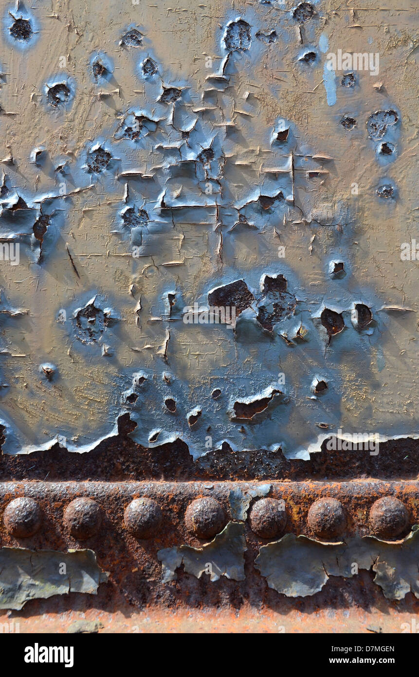 La formazione di ruggine e sfald vernice su un vecchio acciaio ribadito  serbatoio acqua Foto stock - Alamy