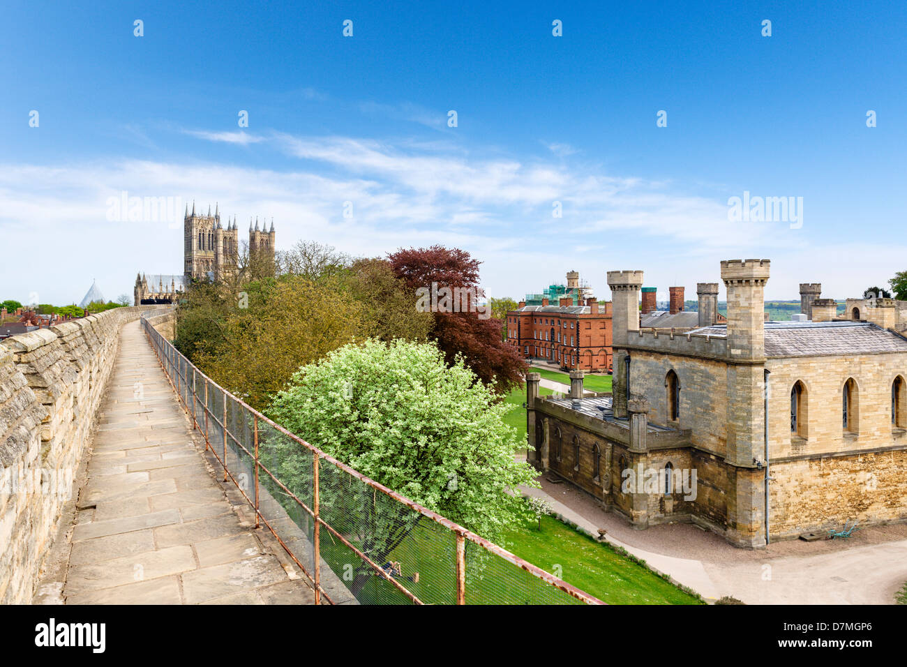 Lincoln Castle mura guardando verso la Cattedrale di Lincoln, Lincolnshire, East Midlands, Regno Unito Foto Stock