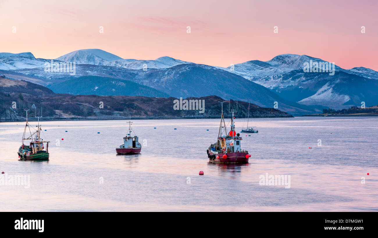 Barche da pesca ormeggiate sul Loch Ginestra, Ullapool, Ross and Cromarty, Highland, Scozia, Regno Unito, Europa. Foto Stock