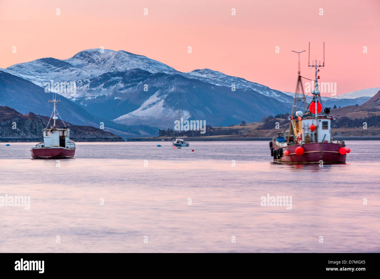 Barche da pesca ormeggiate sul Loch Ginestra, Ullapool, Ross and Cromarty, Highland, Scozia, Regno Unito, Europa. Foto Stock