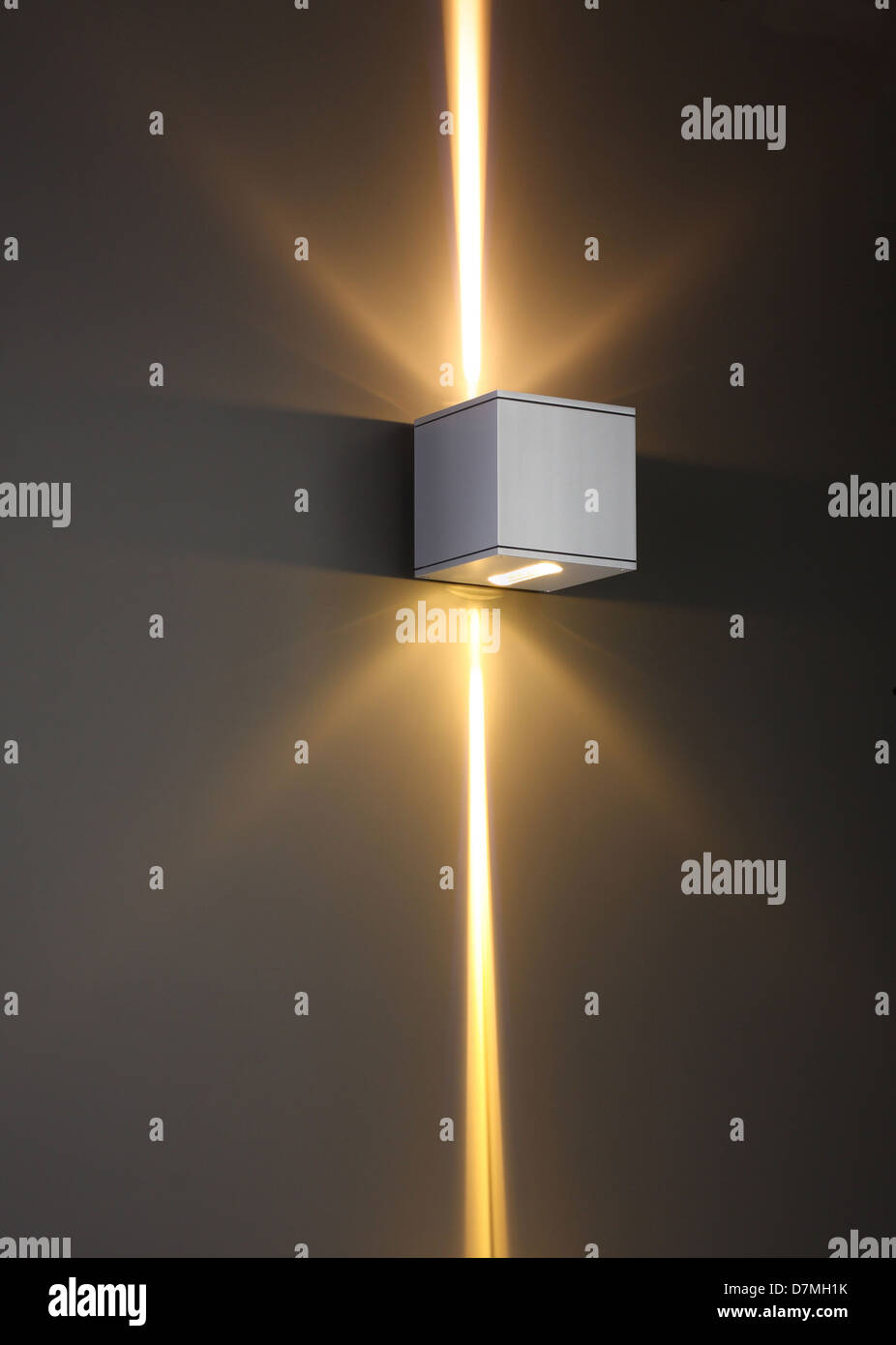 Colore di sfondo con lampadina di illuminazione e uno spazio vuoto per il testo o un oggetto Foto Stock