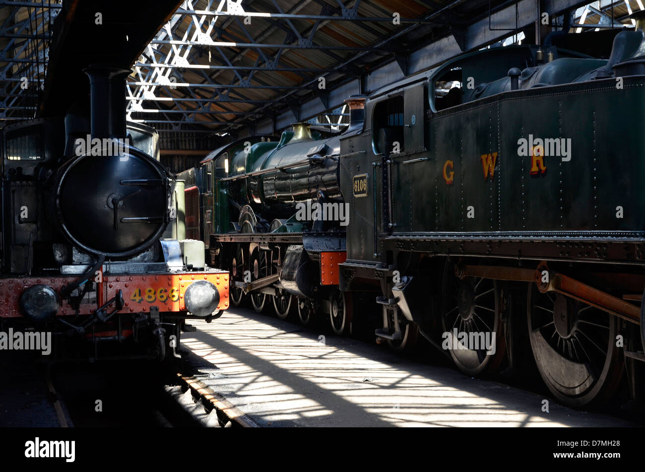 Locomotive a vapore all'interno della Great Western Railway 1930 capannone a vapore a Didcot Railway Centre. Foto Stock