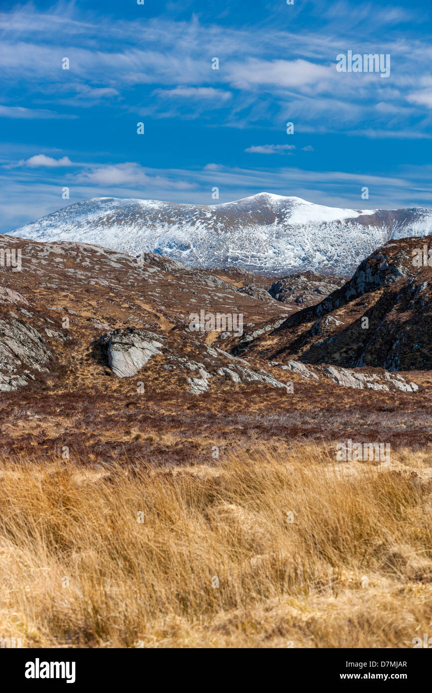 Una vista verso Foinaven (Fionne Bheinn) montagna, Rhiconich, a nord-ovest di Sutherland, Scozia, Regno Unito, Europa. Foto Stock