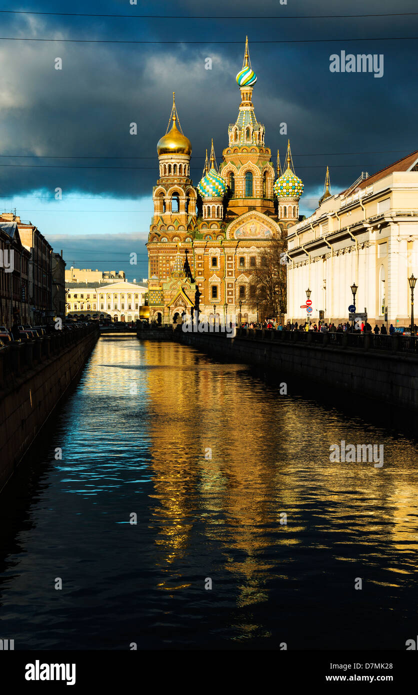 La Chiesa del Salvatore sul Sangue versato e il Museo Russo nella luce della sera, San Pietroburgo, Russia Foto Stock