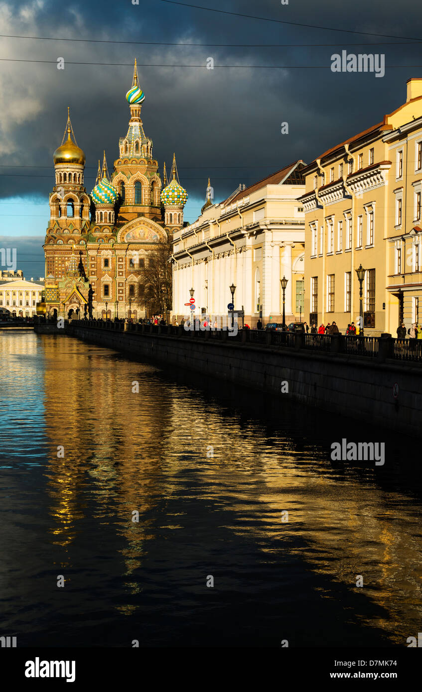 La Chiesa del Salvatore sul Sangue versato e il Museo Russo nella luce della sera, San Pietroburgo, Russia Foto Stock