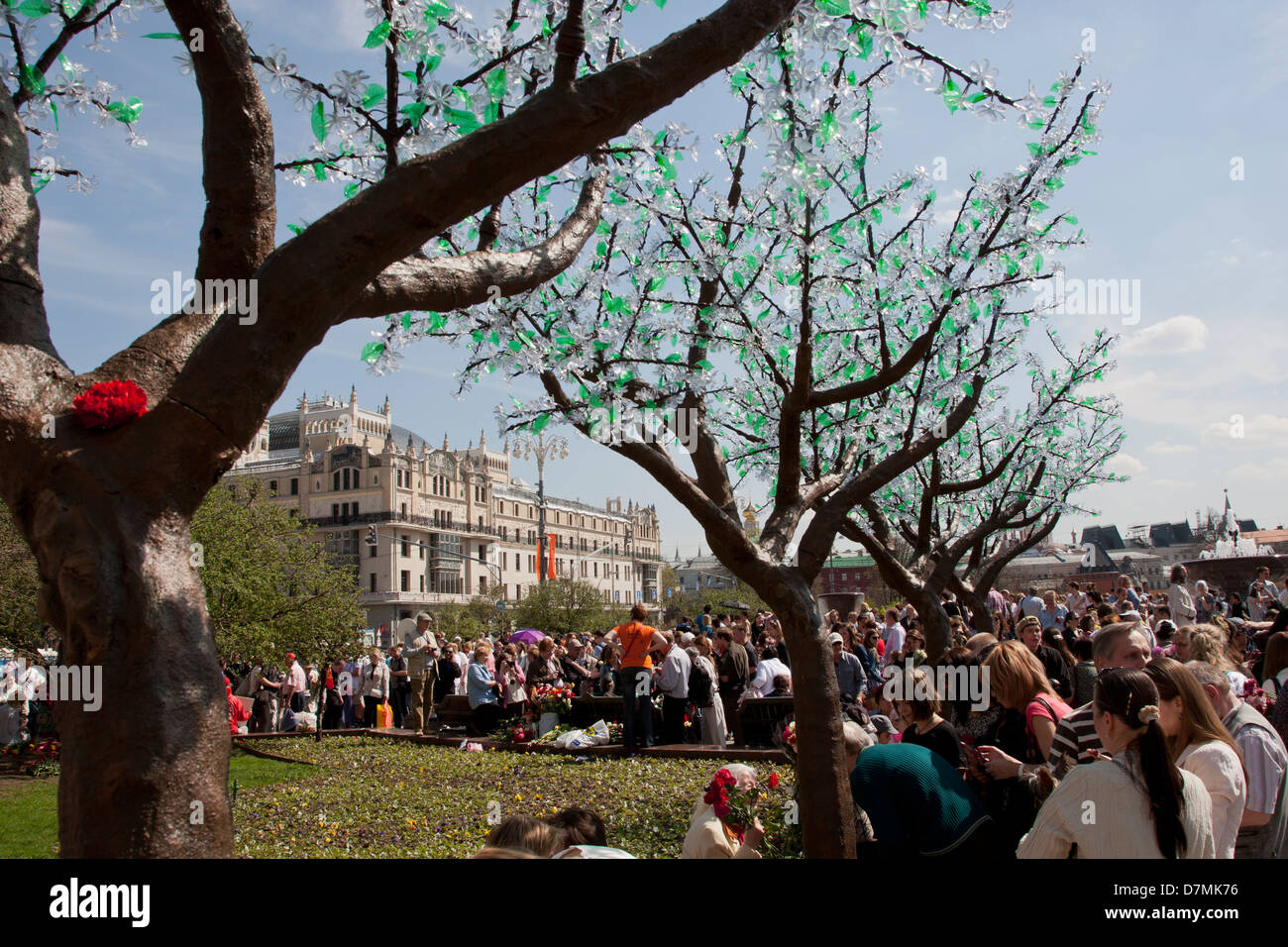 Russi che celebra la Giornata della vittoria di fronte al Teatro Bolshoi di Mosca, in Russia, in data 9 maggio 2013 Foto Stock