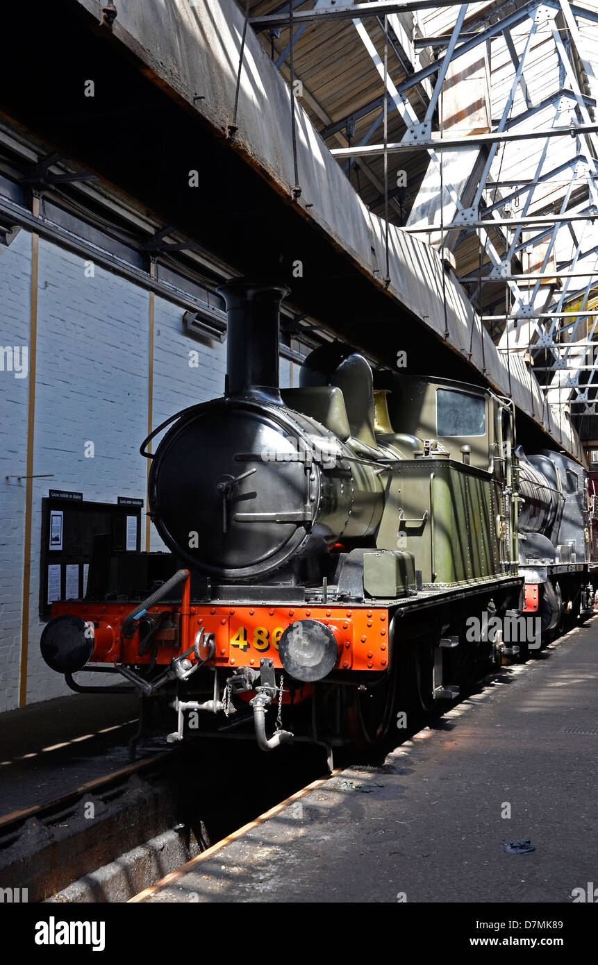 Locomotive a vapore all'interno della Great Western Railway 1930 capannone a vapore a Didcot Railway Centre. Foto Stock