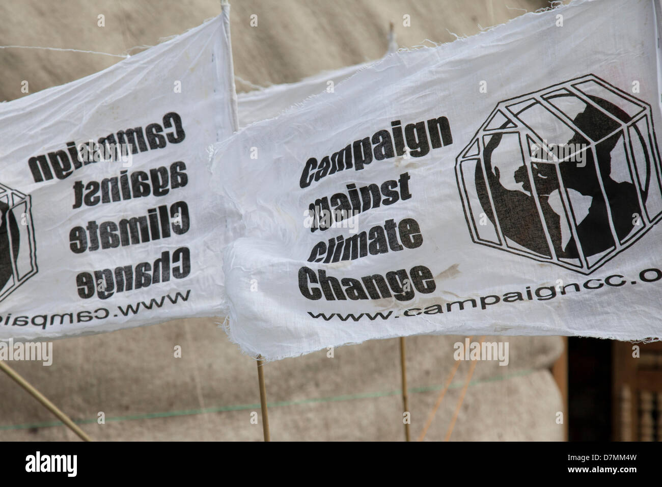 Southport, Regno Unito 10 maggio, 2013. Il cambiamento climatico bandiere a Camp Frack 2, un fine settimana di attività per opporsi Fracking e altre forme di energia estreme. Per questo evento organizzato da una coalizione di locale e nazionale anti-fracking, sindacati e gruppi ambientali tra cui la campagna contro i cambiamenti climatici, REAF, RAFF, FFF, Merseyside contro Fracking, Amici della Terra & gtr manchester Assoc. dei consigli sindacali, Frack Off. Nel settembre 2011 gruppi organizzati Camp Frack (1) per protestare contro i piani da Cuadrilla Risorse per trapano per gas di scisto. Credito: Mar fotografico / Alamy Live News Foto Stock