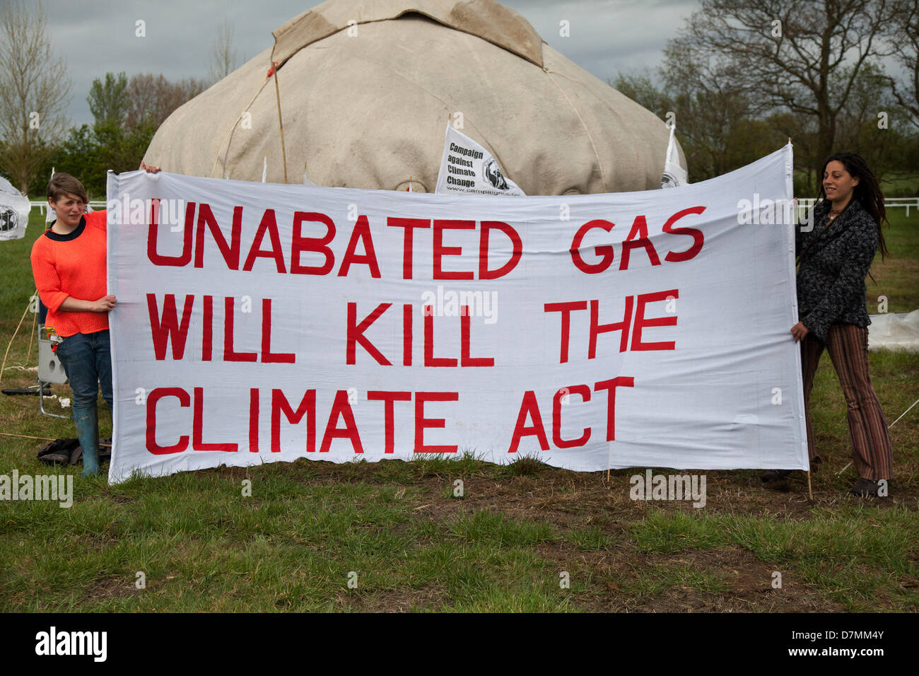 Southport, Regno Unito 10 maggio, 2013. Fiona Brookes, e Maria Sanders al Camp Frack 2, un fine settimana di attività per opporsi Fracking e altre forme di energia estreme. Per questo evento organizzato da una coalizione di locale e nazionale anti-fracking, sindacati e gruppi ambientali tra cui la campagna contro i cambiamenti climatici, REAF, RAFF, FFF, Merseyside contro Fracking, Amici della Terra & gtr manchester Assoc. dei consigli sindacali, Frack Off. Nel settembre 2011 gruppi organizzati Camp Frack (1) per protestare contro i piani da Cuadrilla Risorse per trapano per gas di scisto. Credito: Mar fotografico / Alamy Live Foto Stock