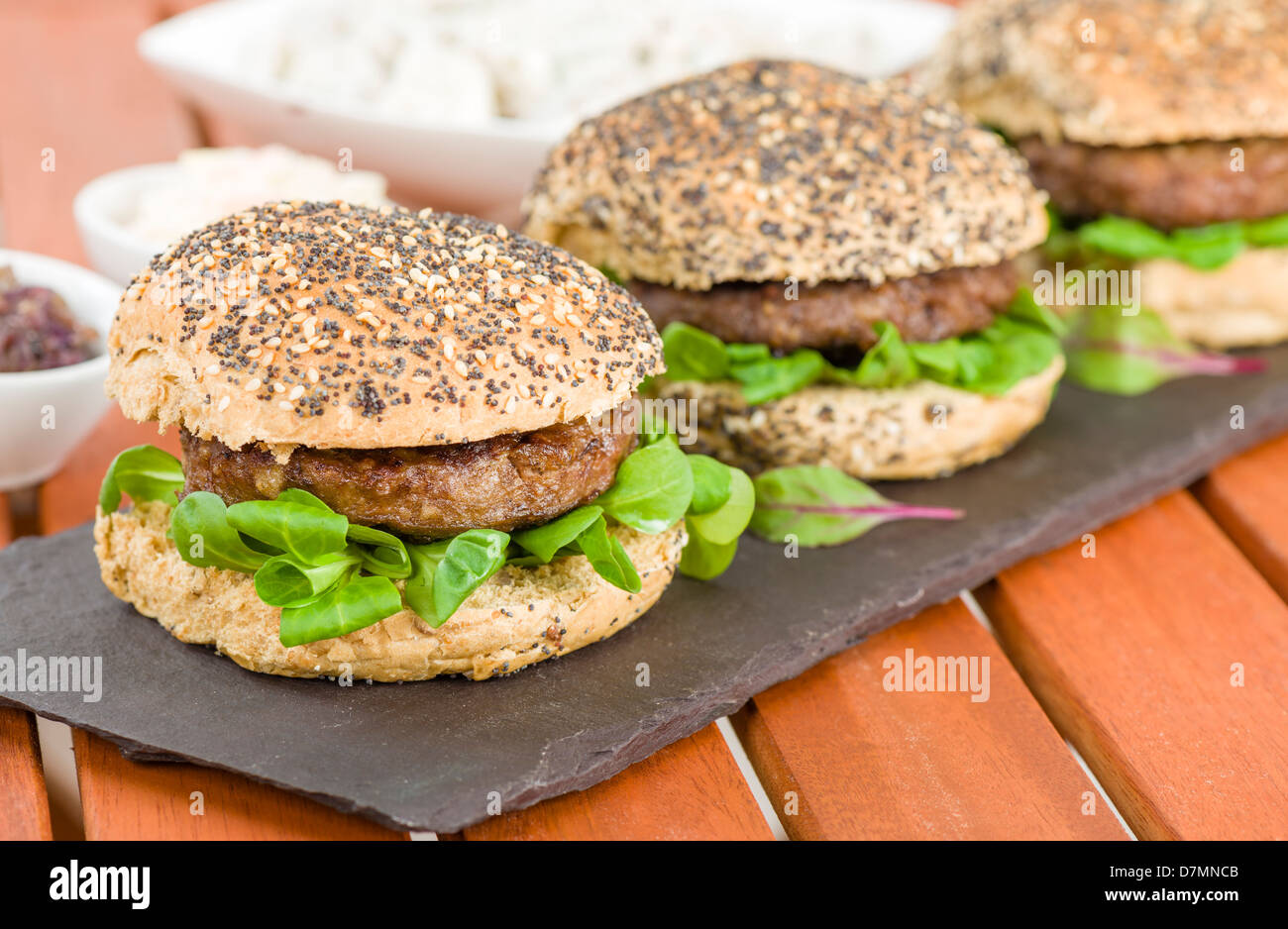 Hamburger Gourmet - hamburger in seminato panini e foglie di estate Foto Stock