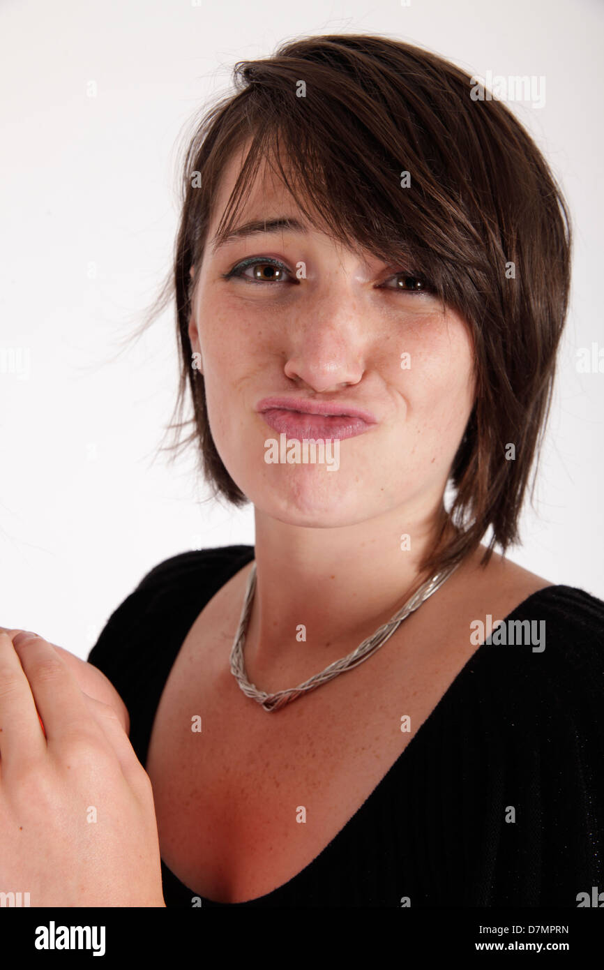 Variazione espressione sul viso di una giovane donna bruna in studio Foto Stock