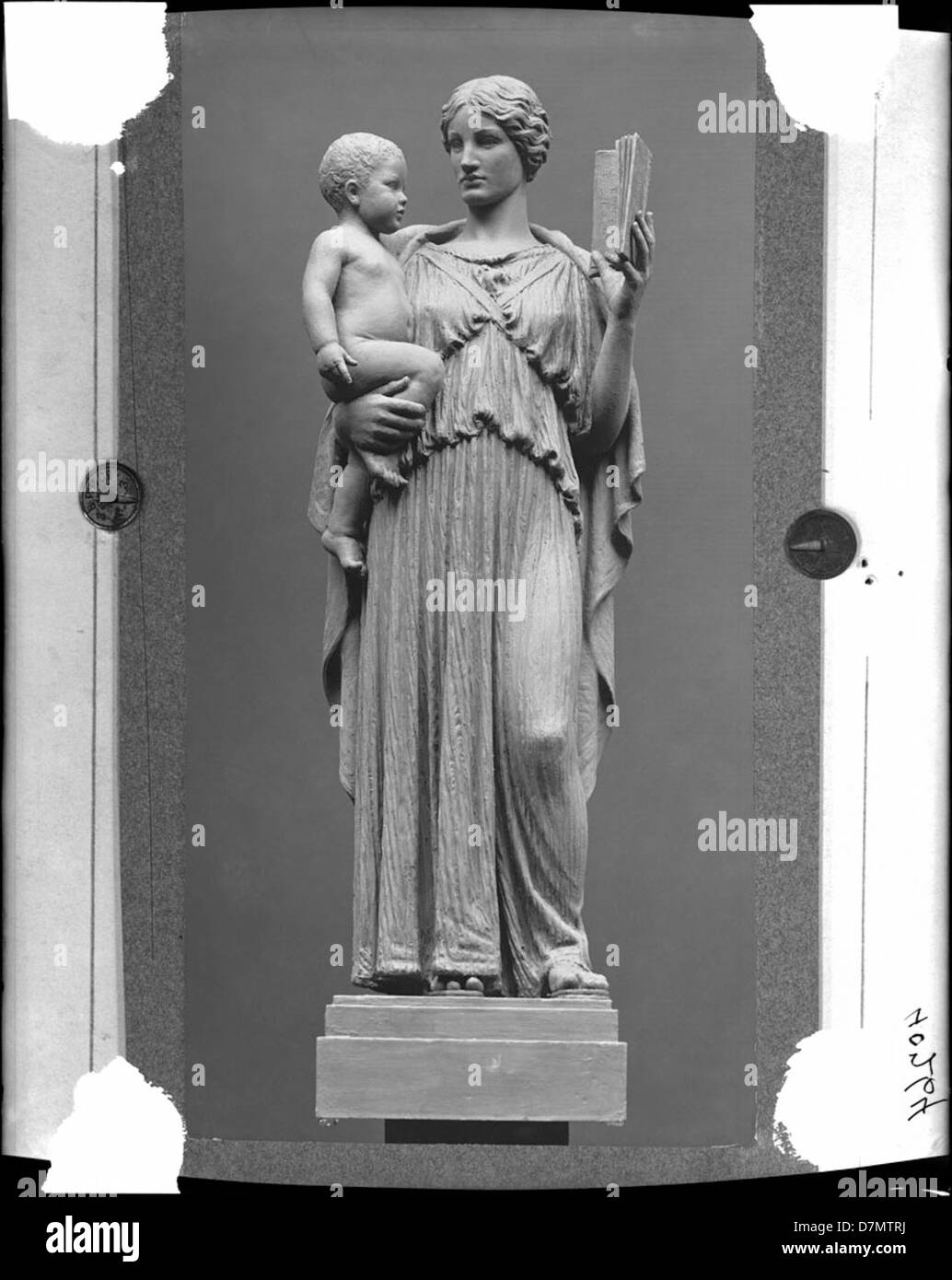 Una statua che simboleggia la conoscenza è raffigurata in questa immagine, situata in un museo che integra elementi di design sia architettonici che esterni. La statua rappresenta il valore dell'apprendimento e della crescita intellettuale. Foto Stock