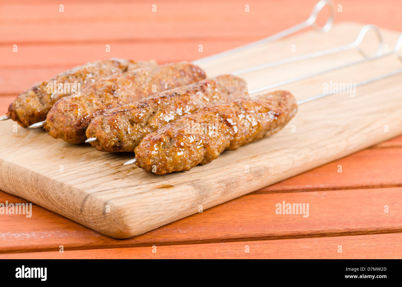 Seekh Kebab - carni macinate spiedini su spiedini di metallo Foto Stock