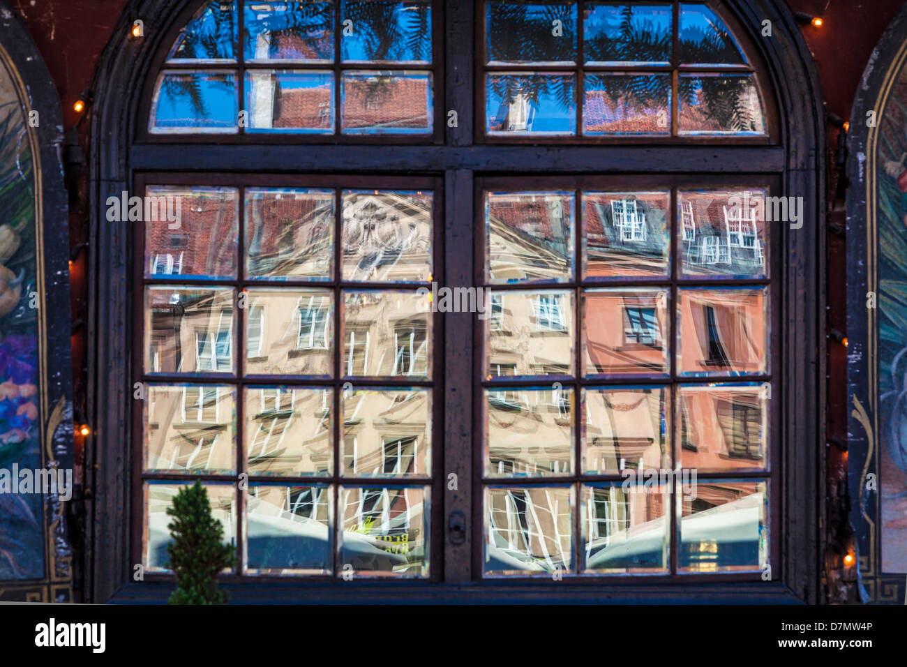 Riflessioni in una finestra crea un abstract immagini di case medievali in Stary Rynek, Old Town Market Place a Varsavia in Polonia. Foto Stock