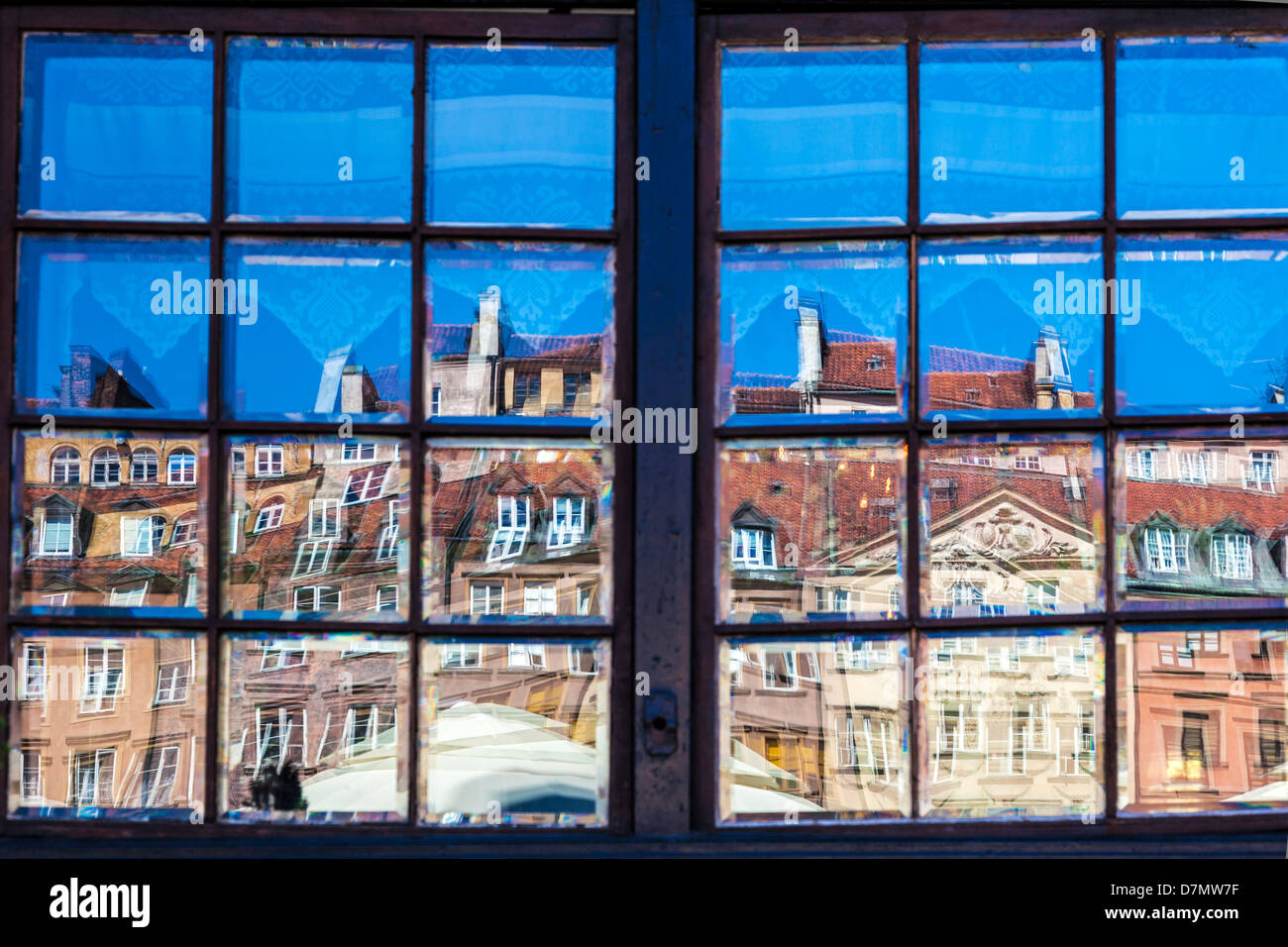 Riflessioni in una finestra crea un abstract immagini di case medievali in Stary Rynek, Old Town Market Place a Varsavia in Polonia. Foto Stock