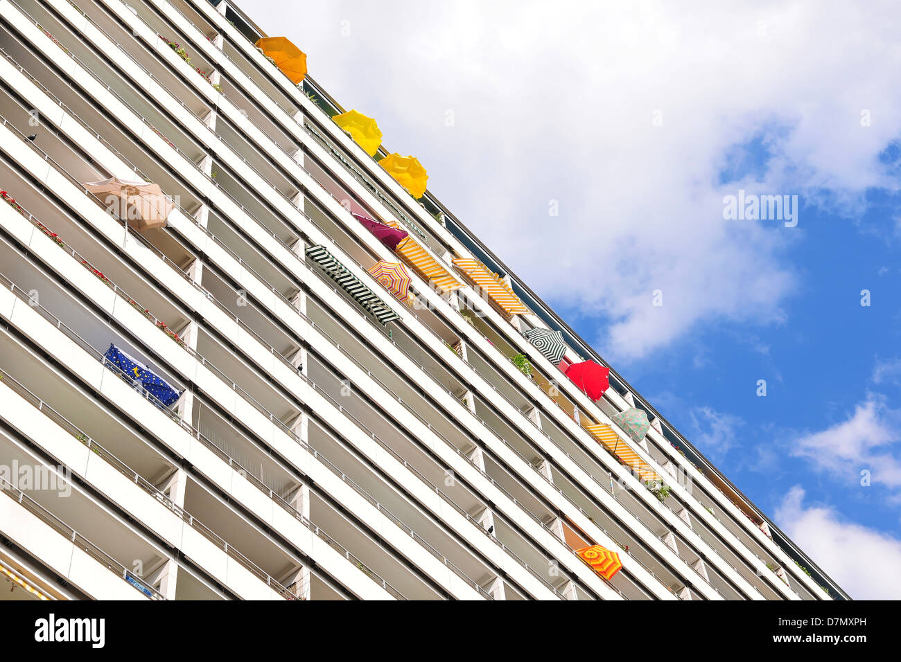 Estate in città - facciata di casa con ombrelloni, Berlino Foto Stock