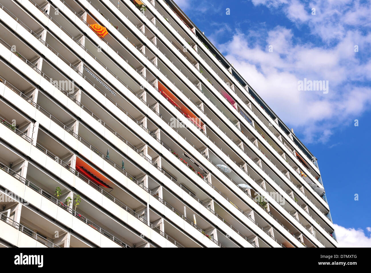 Estate in città - facciata di casa con ombrelloni, Berlino Foto Stock