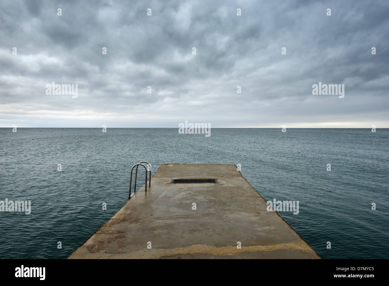 Pier sulla tempesta di mare nuvole drammatico Foto Stock