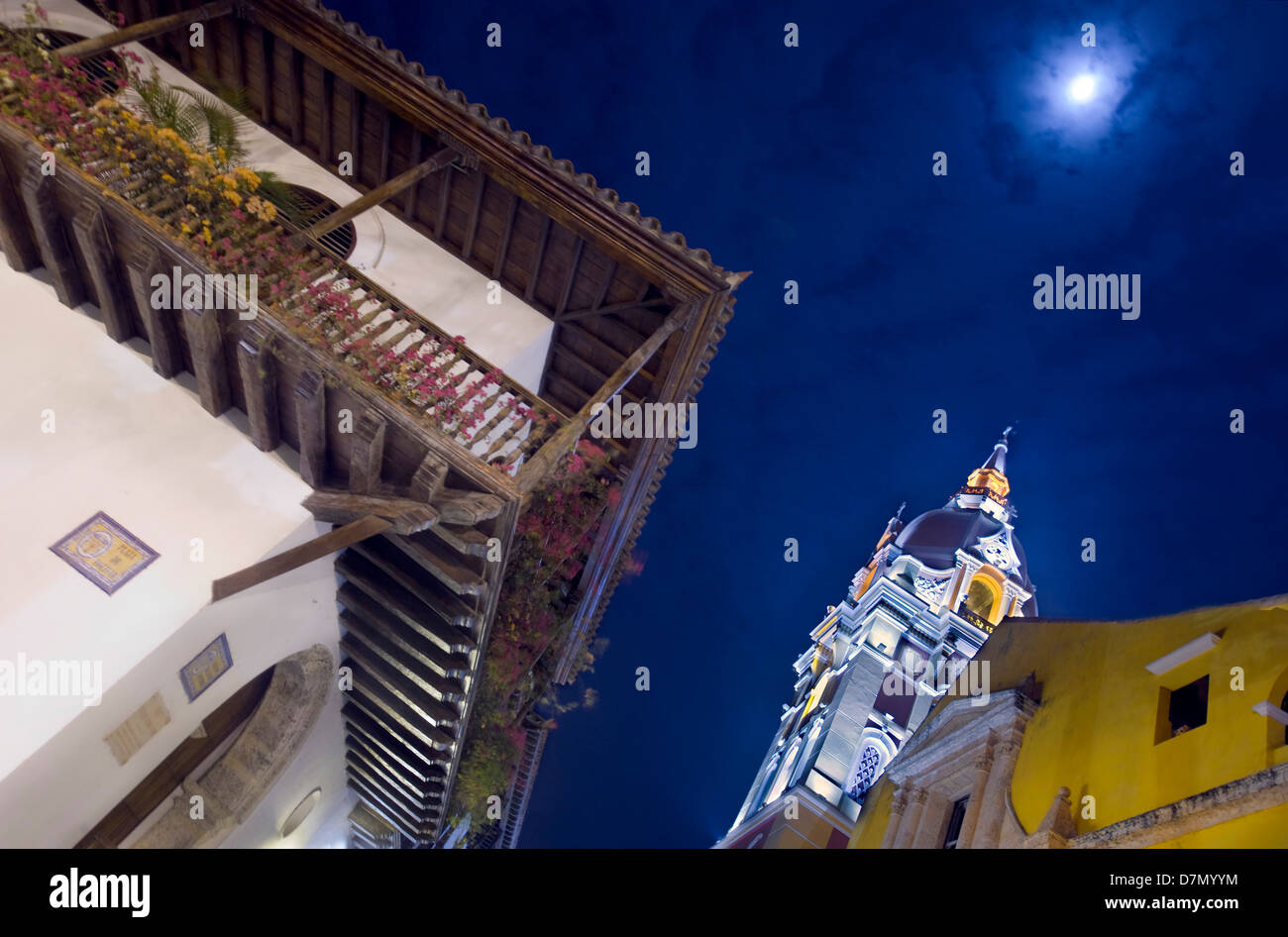 La cattedrale e il tipico balcone, città vecchia, Cartagena, Colombia Foto Stock