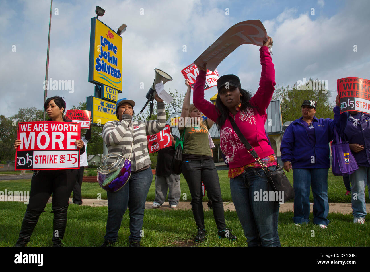 Warren, Michigan STATI UNITI D'AMERICA. Il fast food i lavoratori e i sostenitori di una palizzata di Long John Silver's restaurant, esigendo un sollevamento dal loro tasso corrente di $7.40 all'ora. Essa era parte di una giornata di sciopero contro la Detroit-area ristoranti fast food dalla D15 campagna, che chiede un $15 Salario e il diritto di costituire un sindacato senza interferenze di gestione. Credito: Jim West / Alamy Live News Foto Stock