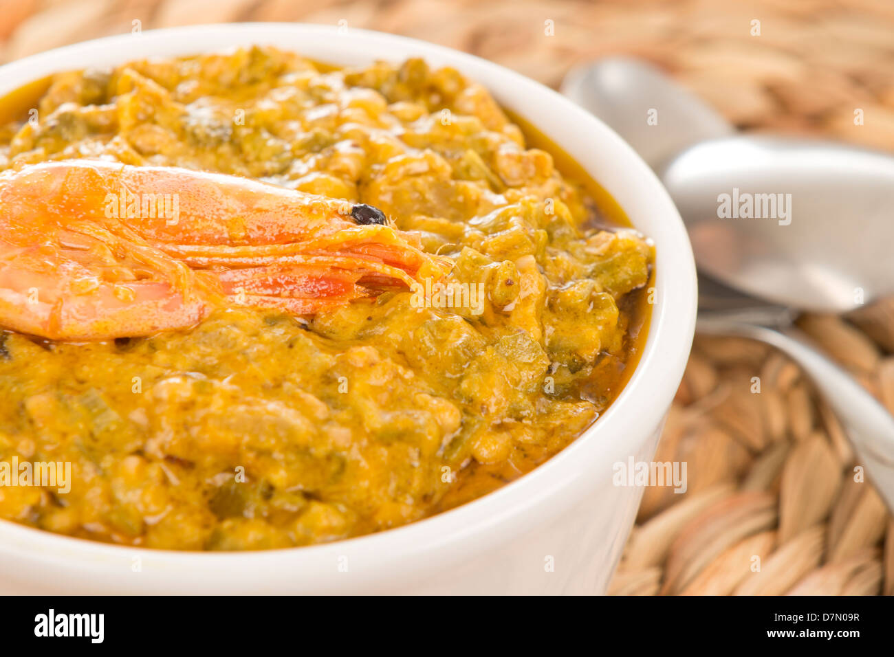 Caruru - stufato brasiliano con okra, gamberetti, olio di palma e dadi Foto Stock