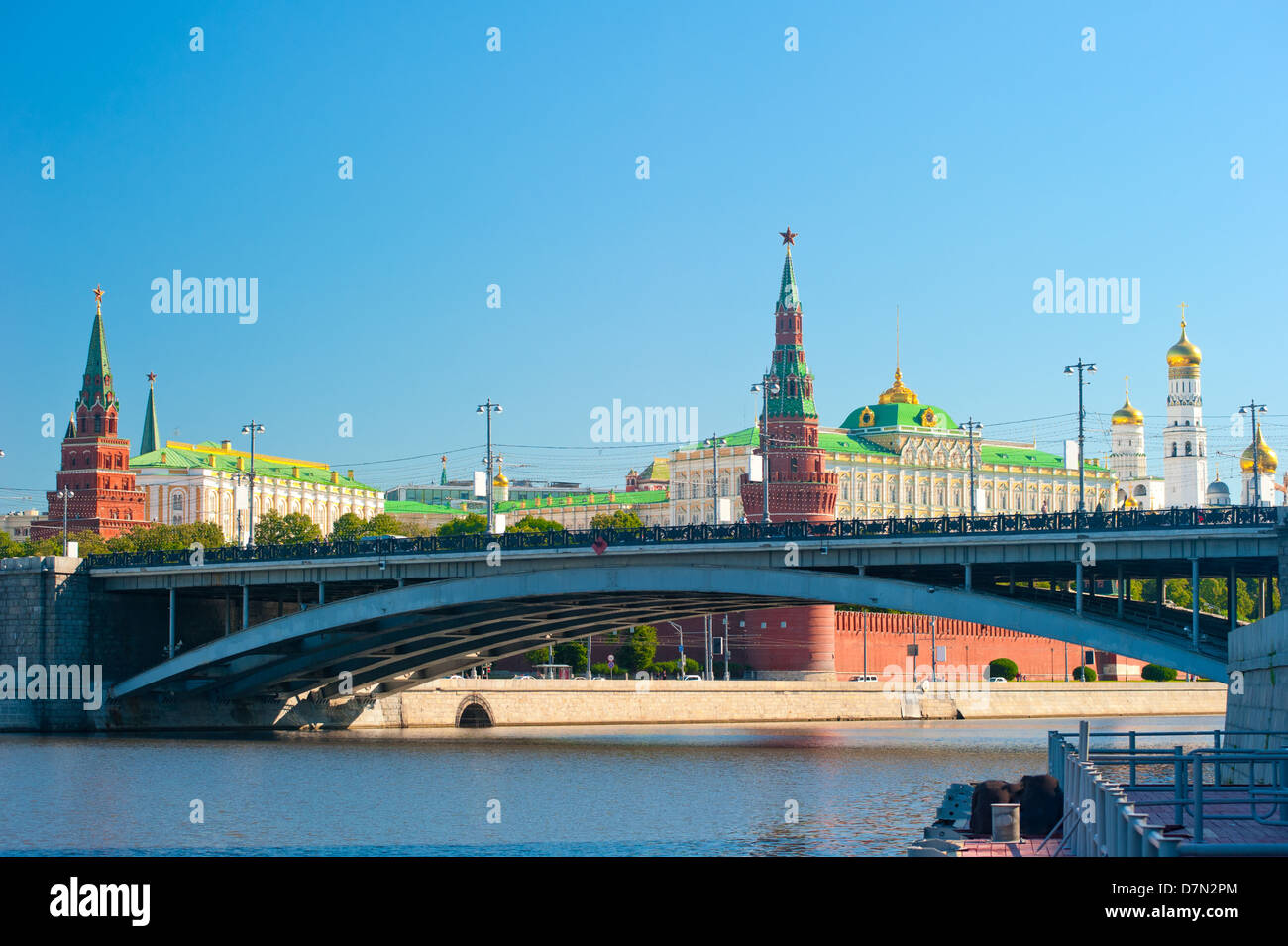 Il Cremlino di Mosca, Bolshoy ponte di pietra, Vodovzvodnaya (Sviblova) Tower, il Palazzo del Cremlino e cattedrali Foto Stock